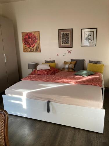 a large white bed in a room at Petit studio meublé in Lembach