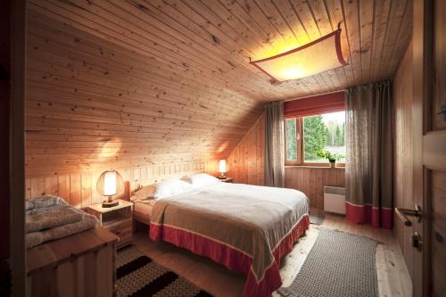 Postel nebo postele na pokoji v ubytování Kivi Talu Country Hotel