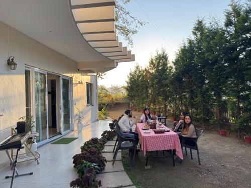 Ein Garten an der Unterkunft Bella Casa, 3BHK LUX Villa Private Gardens & Mountain Views