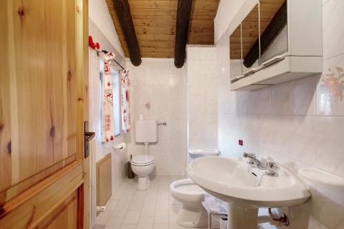グレッサーンにあるCasa Chamonin Pilaの洗面台とトイレ付きのバスルーム
