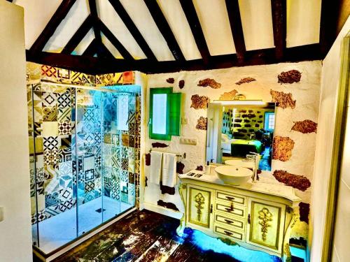 a bathroom with a sink and a shower with a mirror at Hacienda de Las Indias, La Habana in Granadilla de Abona