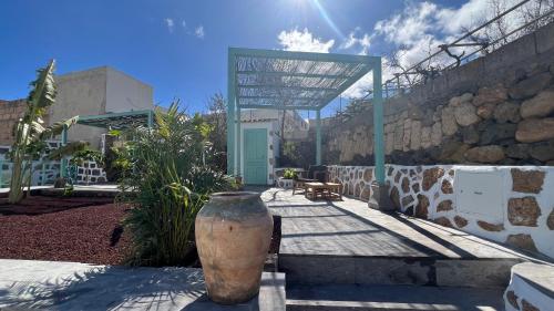a vase sitting on a walkway next to a building at Hacienda de Las Indias, La Habana in Granadilla de Abona