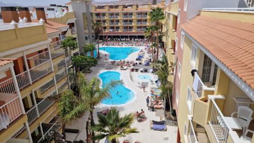 Hotel Chatur Costa Caletaの敷地内または近くにあるプール