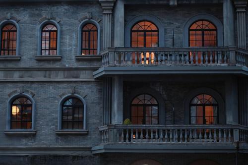 a brick building with windows and a balcony at 归相Golden Age酒店 in Chengdu