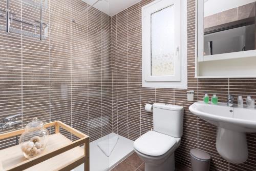 ein Badezimmer mit Toilette und Waschbecken in der Unterkunft Home2Book Luxury Villa Pool & Terrace, Corralejo in Corralejo