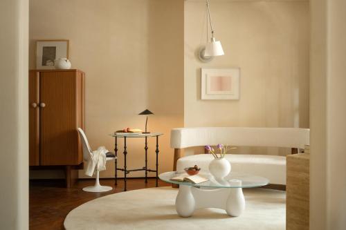 a living room with a bed and a table at 归相Golden Age酒店 in Chengdu