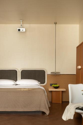 a bedroom with a large bed and a table at 归相Golden Age酒店 in Chengdu