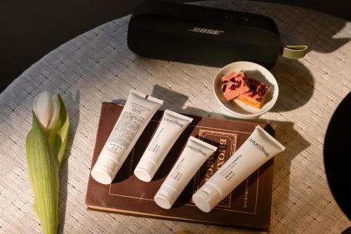 a table with a tray with four toothbrushes and a flower at 归相Golden Age酒店 in Chengdu