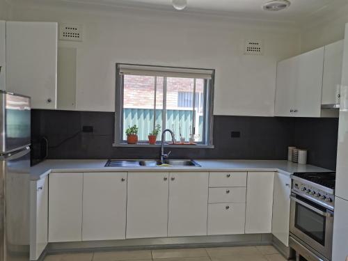 Kuchyň nebo kuchyňský kout v ubytování Three Bedrooms House