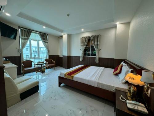 TV a/nebo společenská místnost v ubytování Thành Đạt Hotel Bạc Liêu