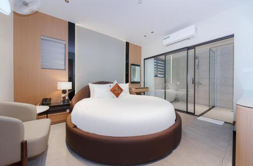 a bedroom with a large bed and a bathroom at Lam Anh Hotel 8 Ngoại Giao Đoàn BT3-10 in Hanoi