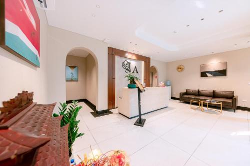 a lobby with a couch and a reception desk at Lam Anh Hotel 8 Ngoại Giao Đoàn BT3-10 in Hanoi