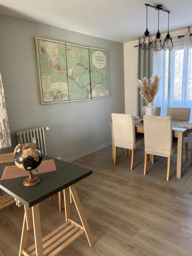 une salle à manger avec une table et des chaises ainsi qu'une carte murale dans l'établissement T3 résidence BEL AIR - Limoges - CHU - parking, à Limoges