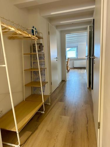 Ένα ή περισσότερα κρεβάτια σε δωμάτιο στο Helle 2-Zimmer Ferienwohnung mit 4 Betten, Nähe Innenstadt in ruhiger Lage