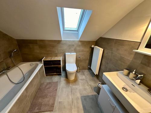 Ένα μπάνιο στο Helle 2-Zimmer Ferienwohnung mit 4 Betten, Nähe Innenstadt in ruhiger Lage