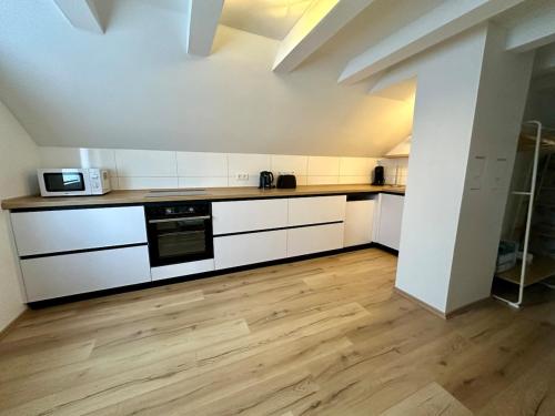 Η κουζίνα ή μικρή κουζίνα στο Helle 2-Zimmer Ferienwohnung mit 4 Betten, Nähe Innenstadt in ruhiger Lage