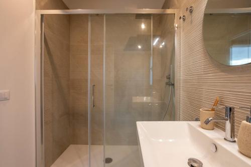 ein Badezimmer mit Glasdusche und Waschbecken in der Unterkunft ISULATRAVEL - Villa Nerissa in Pozzallo