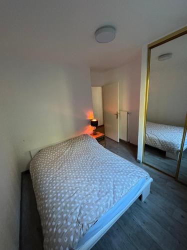une petite chambre avec un lit et un miroir dans l'établissement Le Ramengao, à Roquebrune-Cap-Martin