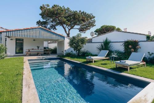 une piscine dans l'arrière-cour d'une maison dans l'établissement Domaine Blueberry, au Bois-Plage-en-Ré