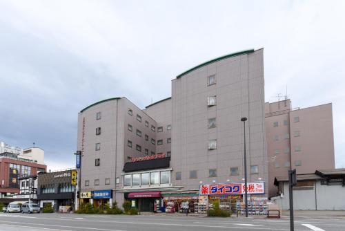 a large building on a city street with a street at Hida Takayama Washington Hotel Plaza in Takayama