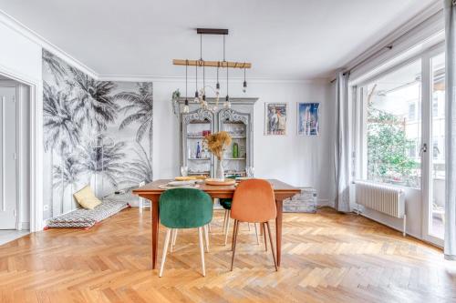 une salle à manger avec une table et des chaises dans l'établissement Appartement Isola climatisé et parking privé - Welkeys, à Lyon