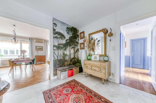 un salon avec un canapé et une table dans l'établissement Appartement Isola climatisé et parking privé - Welkeys, à Lyon