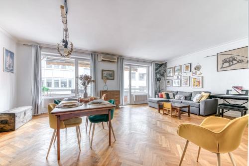 un salon avec une table et des chaises dans l'établissement Appartement Isola climatisé et parking privé - Welkeys, à Lyon