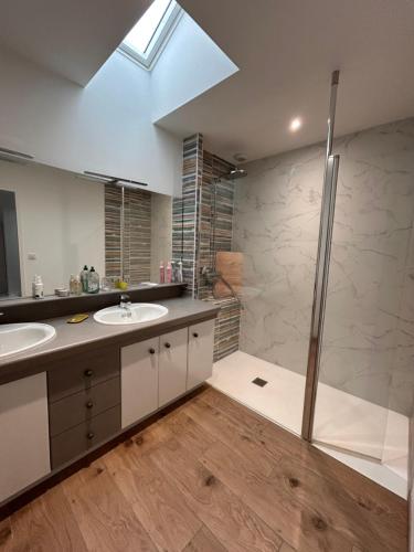 une salle de bain avec deux lavabos et une douche dans l'établissement Charmante maison centre, à Saint-Brévin-lʼOcéan