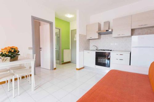 Η κουζίνα ή μικρή κουζίνα στο Residence with swimming pool in Luni Mare