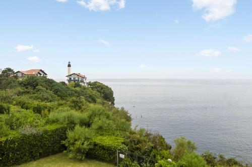 une maison sur une colline à côté de l'océan dans l'établissement Studio Croskey - Welkeys, à Biarritz