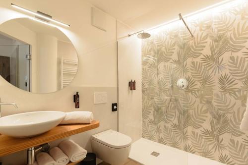 Bilik mandi di NAOMI Rooms