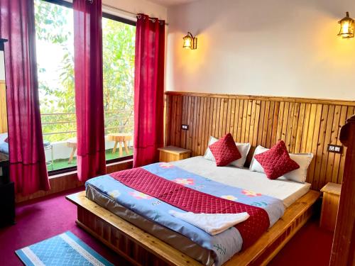 Postel nebo postele na pokoji v ubytování Tridevi Home Stay
