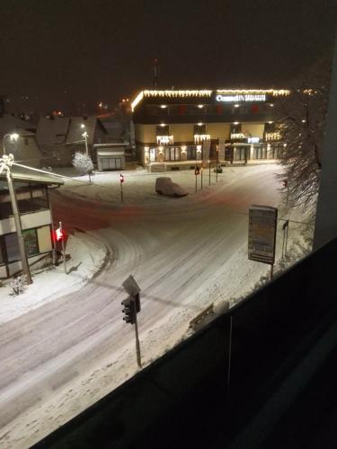 パレにあるApartman Radošの夜間の建物前の雪道