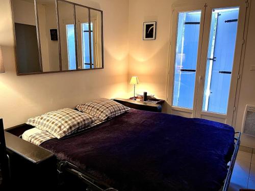 - une chambre avec un lit avec un miroir et une table dans l'établissement Two rooms and large terrace, à Montpellier