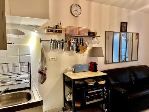 une cuisine avec un évier et un comptoir avec un évier dans l'établissement Two rooms and large terrace, à Montpellier