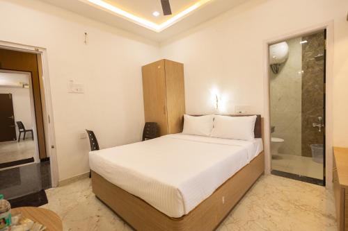 Postel nebo postele na pokoji v ubytování Hotel Kurunjii Residency