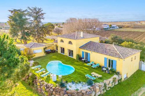 une vue aérienne d'une maison avec piscine dans l'établissement Villa Grenache by Villa Plus, à Usclas-lʼHérault