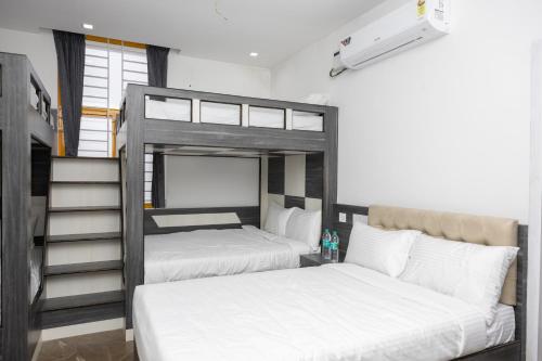 Postel nebo postele na pokoji v ubytování Hotel Kurunjii Residency