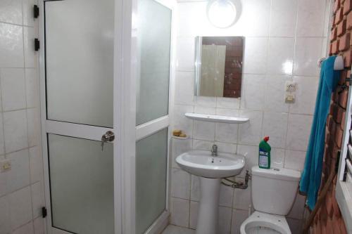 Un baño de Mauro Lodge