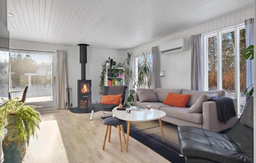 Posezení v ubytování Beautiful Home In Hadsund With Sauna