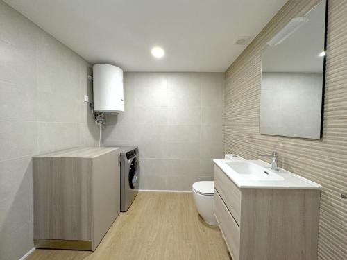 a bathroom with a sink and a toilet at Amplio Apartamento con Parking y en el Centro in Almería