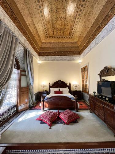a bedroom with a large bed with a coffered ceiling at Le Riad Palais d'hotes Suites & Spa Fes in Fès