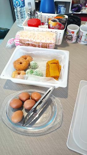 DONG’HOME东东小院 في سيمبورنا: طاولة مع صينية من الطعام على طاولة