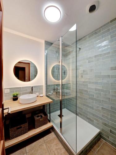 une salle de bain avec une douche en verre et un lavabo dans l'établissement Mini Villa 69 - Piscine chauffée, à Serra-di-Ferro