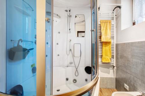 une salle de bain avec une douche avec une porte vitrée dans l'établissement Appartamento Buthier Aosta, à Aoste