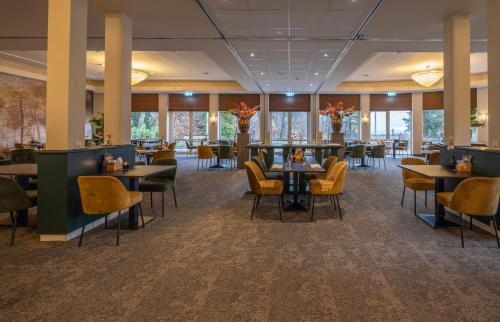 Un restaurante u otro lugar para comer en Fletcher Parkhotel Val Monte