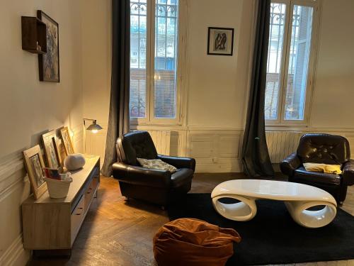 un salon avec deux chaises et une table dans l'établissement Appartement cosy comédie, à Montpellier