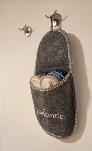 a pair of shoes in a bag hanging on a wall at Paide Kesklinna kodumajutus in Paide