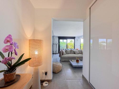 un salon avec un canapé et une table dans l'établissement pieds dans l'eau, aux Lecques