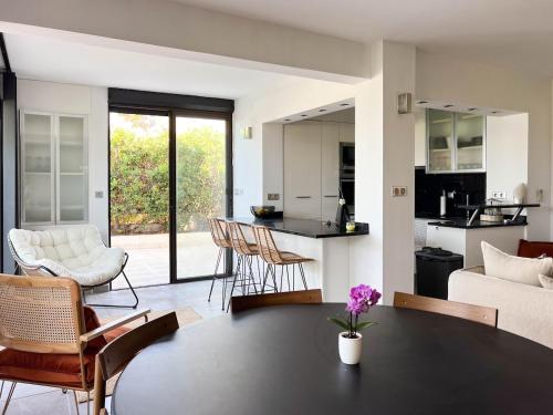 une cuisine et un salon avec une table et des chaises dans l'établissement pieds dans l'eau, aux Lecques